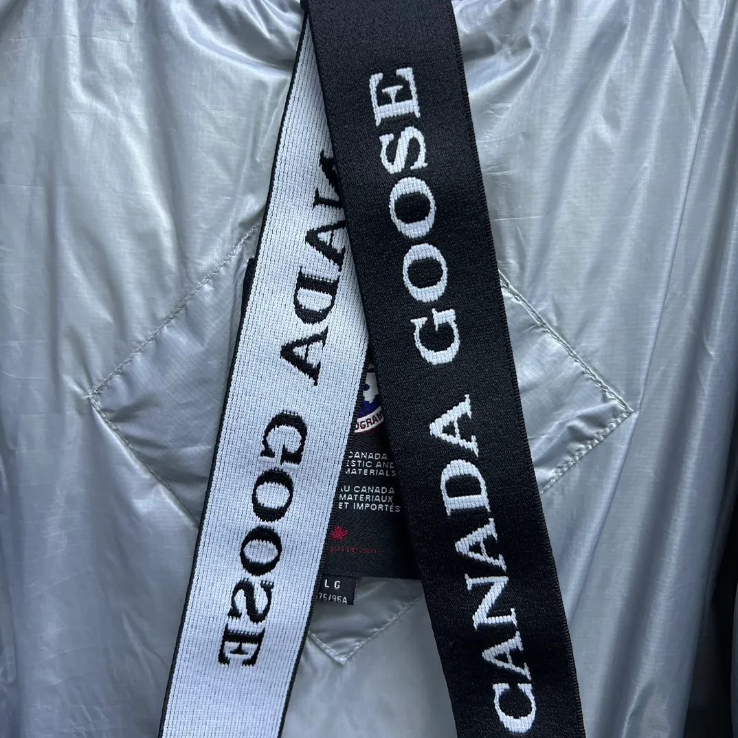 P820 ​​𝘾𝘼𝙉𝘼𝘿𝘼 𝙂𝙊𝙊𝙎𝙀/Canada Goose 2023 Limited New Crofton Puff Down Jacket Pure Guangzhou Inspection 80 White Duck Down Filling‼  Top version, ceiling level‼ Crofton soft bread, the latest style in 2023, has a cold protection effect of up to level 4. It is made of recycled Feather-Light tear-resistant fabric. It is ultra-light and has no weight on the upper body at all! The unique black label highlights your temperament‼  Canada Goose, a Canadian brand, has always been recognized as the warmest down jacket. Various Instagram celebrities, Internet celebrities, and celebrities often wear it for street photos. I do Canada Goose every year, but I still can’t get rid of my love for geese. No matter how cold the winter is, there is no need to be afraid, because there are geese! Filled with 80% white duck down, Canada Goose is the legendary warmest down jacket and is known as a must-have for Arctic outdoor sports! The most popular down jacket in the world, celebrities are rushing to buy it, it is a must-have! Same style for men and women Size: S~XXL